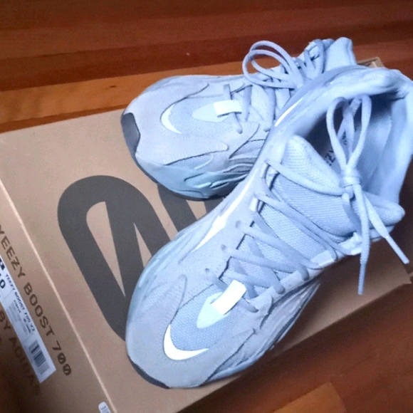 Yeezy boost 700 v2